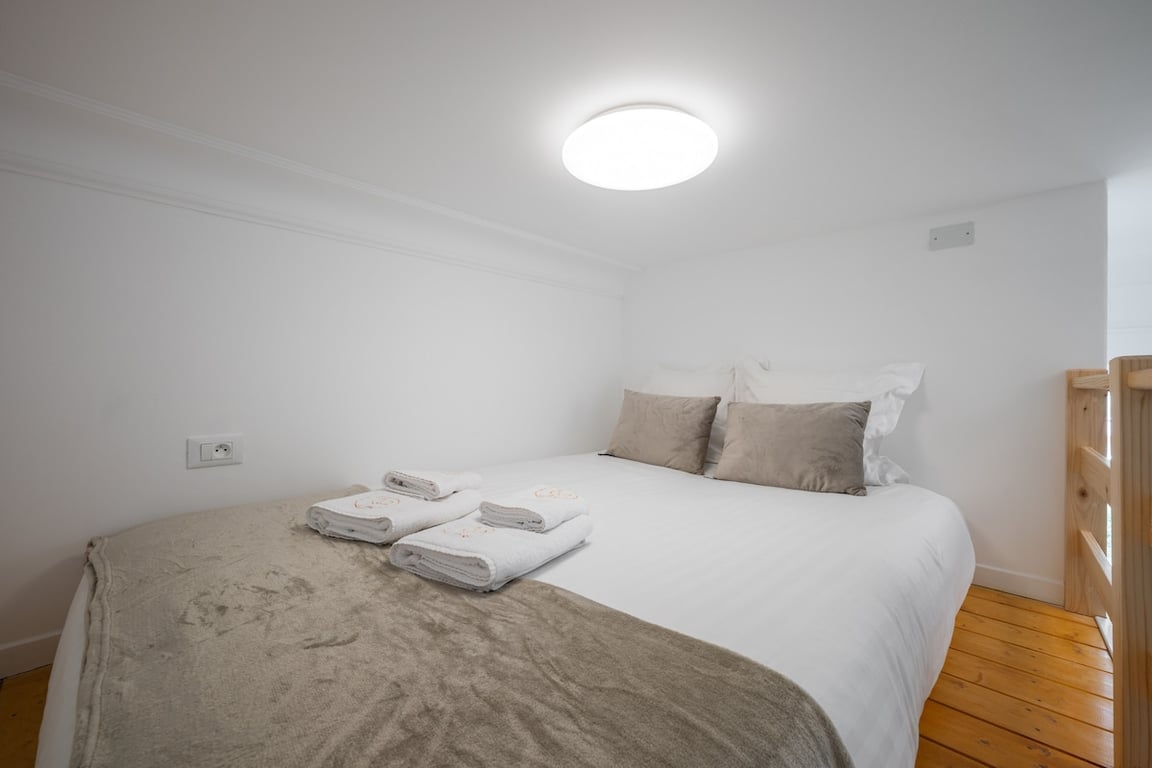 Une chambre cosy avec climatisation, offrant fraîcheur et confort optimal.