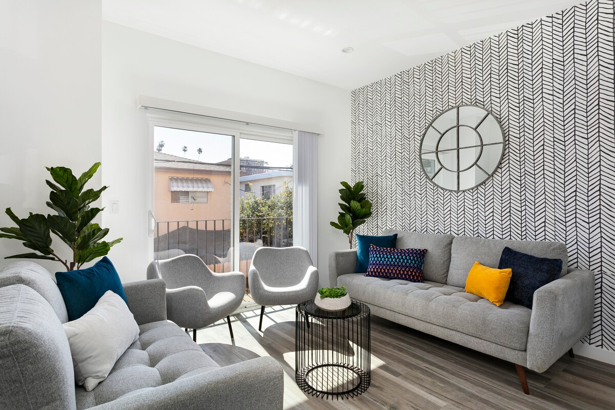 Popular Airbnb listing: Enjoy Stylish 4BR Townhouse, Sleeps 8 with Wi-Fi in Westlake
