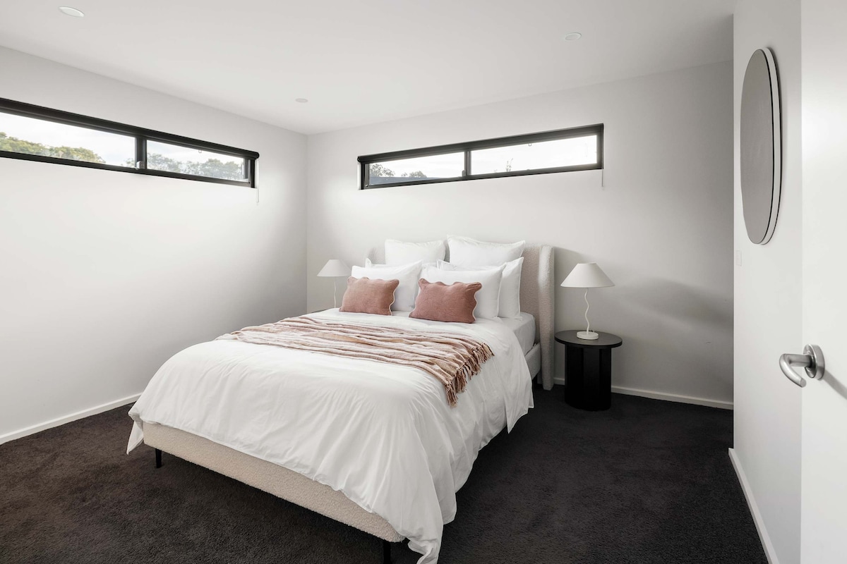 Брачен кревет (широк 150 – 179 см) на горниот кат