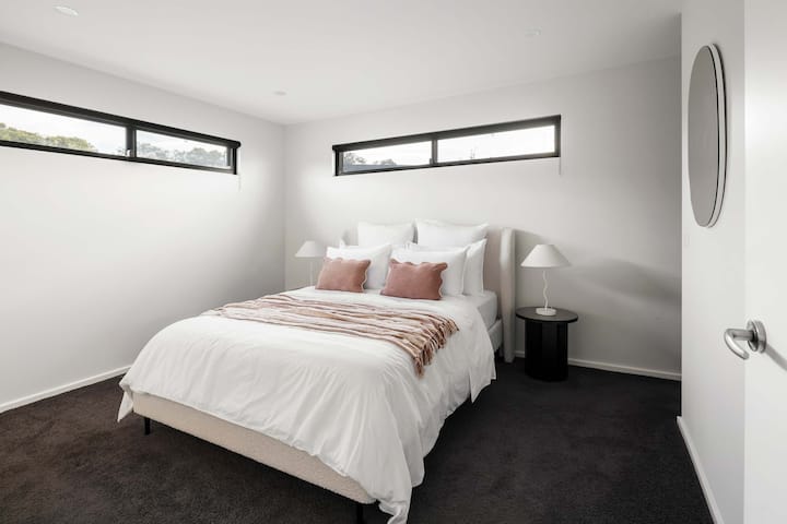 Krevat dopio "Queen" në katin e sipërm