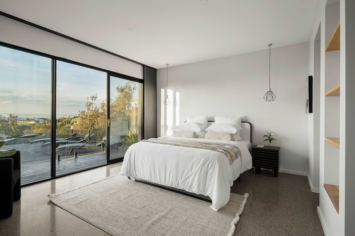 Брачен кревет (широк 180 – 200 см) – на долниот кат