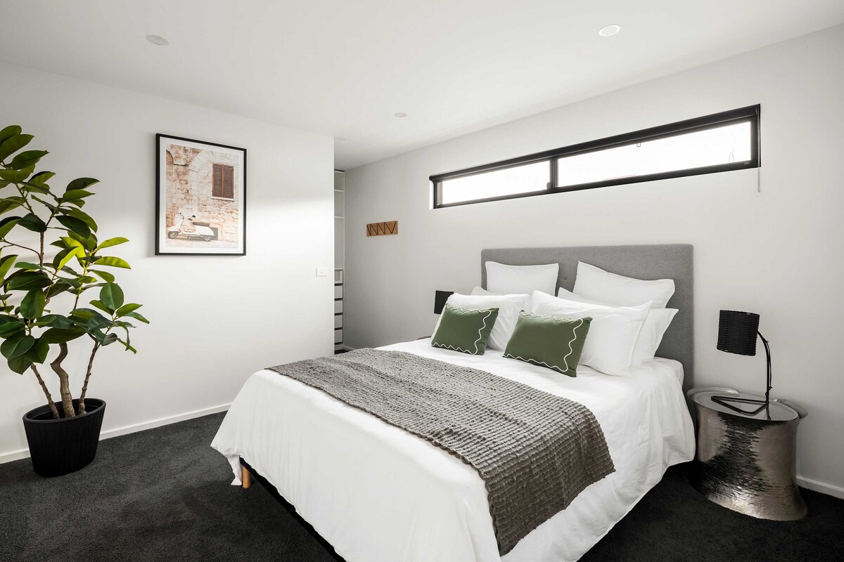 Брачна спална соба 2 - на горниот кат