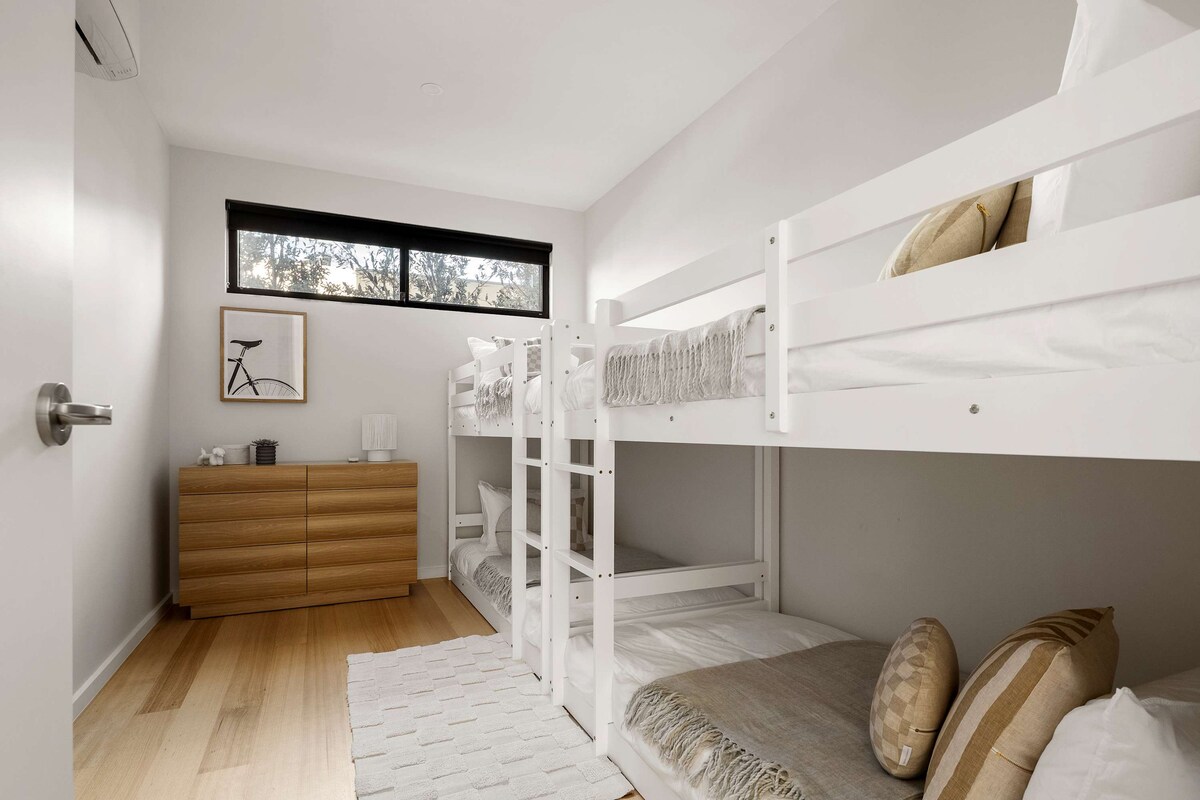 Соба со кревети еден над друг