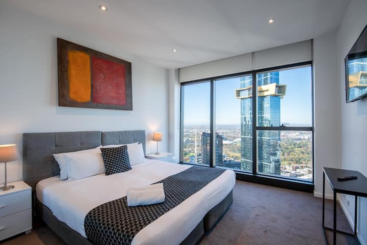 ห้องนอนที่ 2
เตียงคิงไซส์แยก 
เตียงเดี่ยว 2 หลัง
หรือเตียงคิงไซส์ 
สมาร์ททีวีขนาด 42 "ติดผนัง