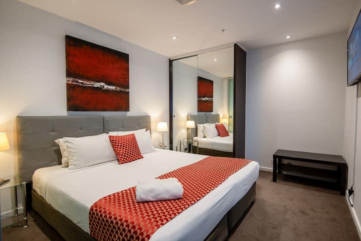 ห้องนอนที่ 3
เตียงคิงไซส์แยก 
เตียงเดี่ยว 2 หลัง
หรือเตียงคิงไซส์ 
สมาร์ททีวีขนาด 42 "ติดผนัง