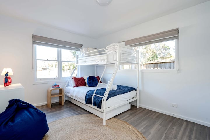 غرفة النوم 2 - سرير بطابقين - مزدوج ومفرد مع سرير قابل للسحب.