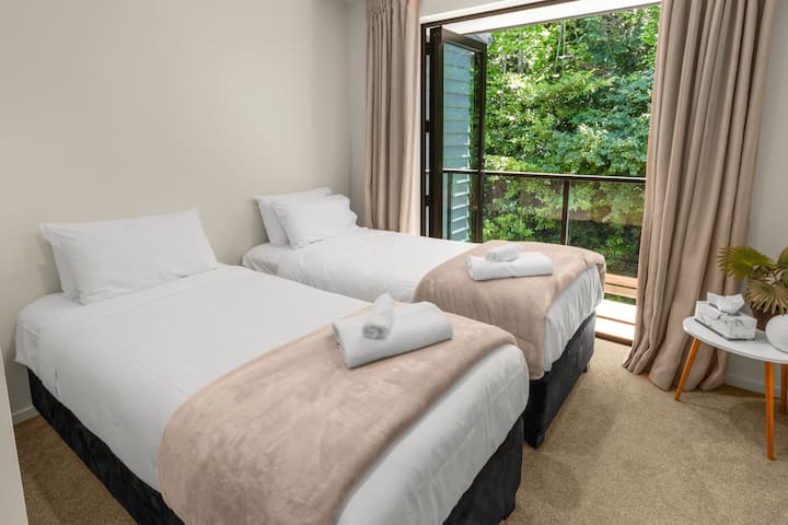 Spálňa 3 s možnosťou dvoch samostatných lôžok alebo manželskej postele (spojené). Klimatizácia/tepelné čerpadlo, šatníková skriňa a balkón s výhľadom na les a potok