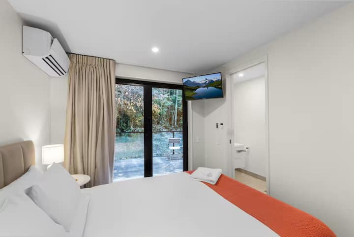 Spálňa 1 na nižšom poschodí s vlastnou kúpeľňou – plynové teplovodné a podlahové kúrenie, zobrazuje umývadlo a toaletu