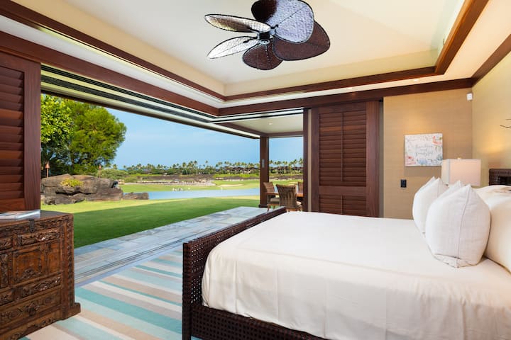 Suite de invitados con cama tamaño king California y se abre al lanai con vistas panorámicas al mar y a la calle.