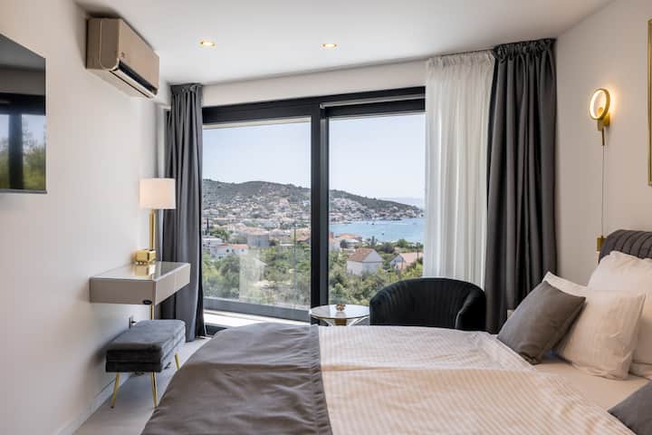 Mar Escape Villa Rent Croatia - iki üst yataq otağında Vinisce körfəzinin mükəmməl dəniz mənzərəsi var