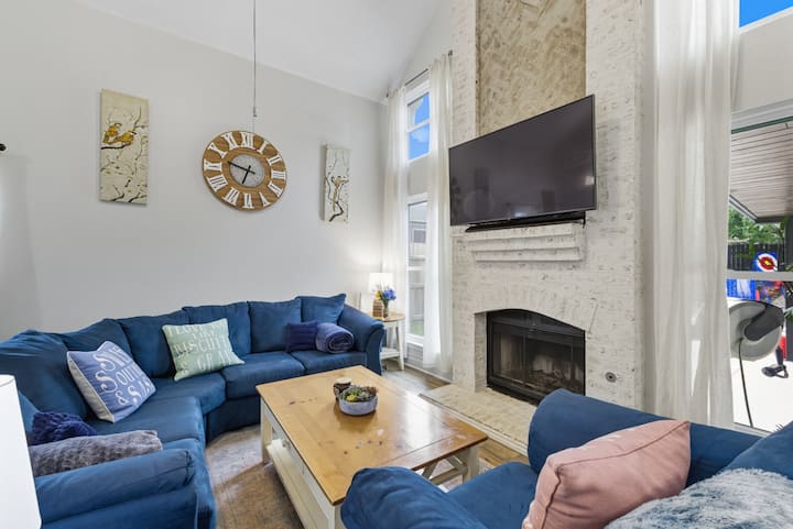 Woonkamer | Licht en luchtig met gewelfd plafond | Gezellige blauwe hoekbanken | Houten salontafel