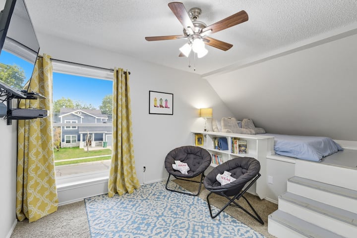 Slaapkamer 3 | Queensize bed | Gezellige hoek met boekenplank