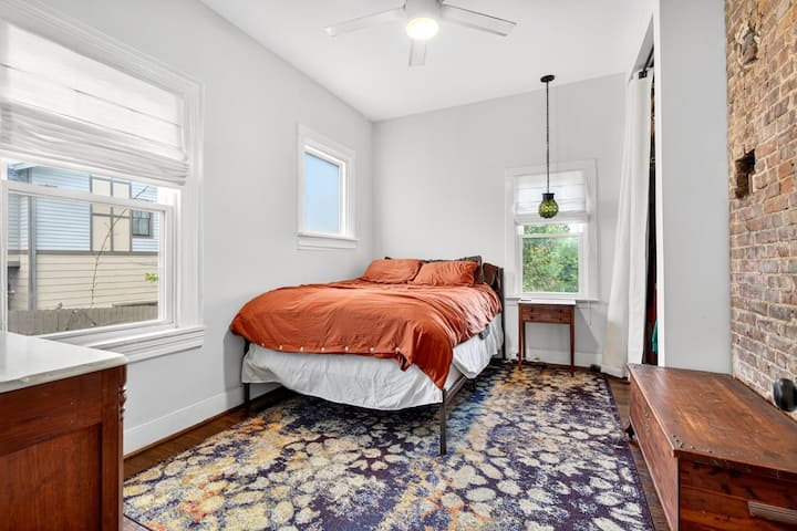 Útulná spálňa s manželskou posteľou a inteligentným televízorom pre vaše pohodlie.