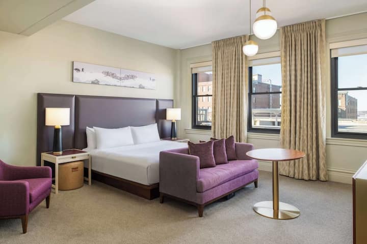 Downtown Kansas City Stay + Restaurant. Bar. Gym. - Kansas City, MO
