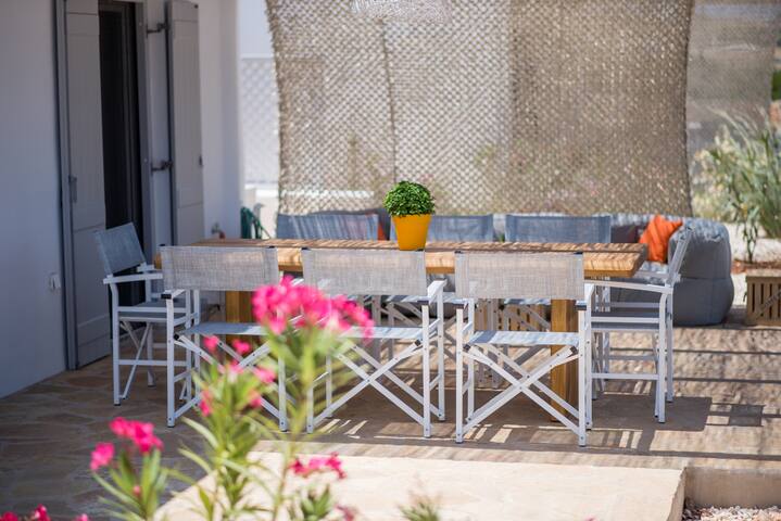 Funky holiday villa with pool, next to the beach gallery image 4