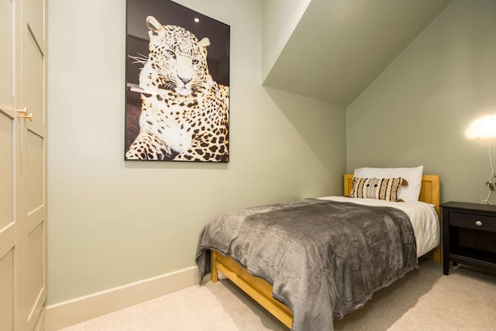 ერთადგილიანი საწოლი მთავარ საძინებელში, ჩაშენებული გარდერობით