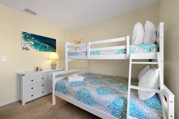 Este dormitorio cuenta con una litera doble, que ofrece una disposición de sueño divertida y flexible para toda la familia.