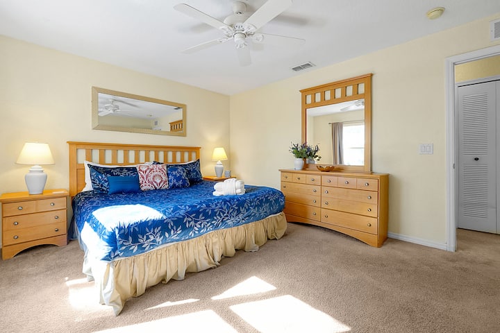 Relájate en tu santuario tamaño king. Este cómodo y luminoso dormitorio principal ofrece una escapada perfecta después de un día lleno de diversión en los parques