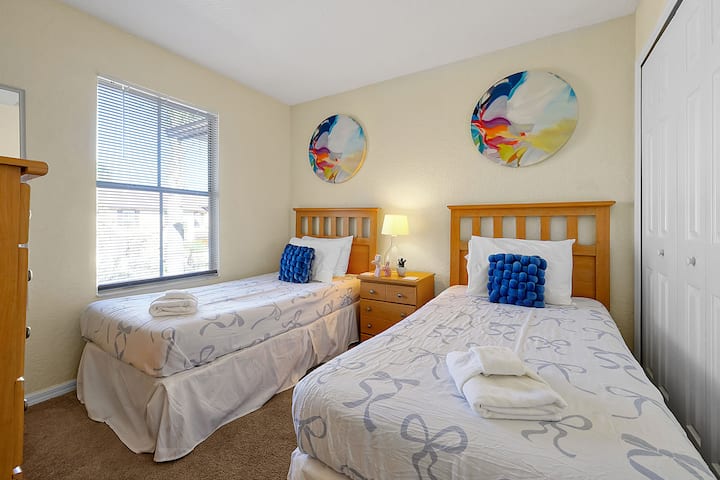 ¡Perfecto para niños o amigos! Esta colorida y luminosa habitación cuenta con dos acogedoras camas individuales y una decoración alegre.