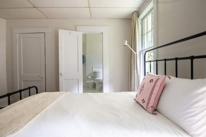 Მოიწვიეთ საძინებელი ორადგილიანი საწოლითა და ახალი დეკორით, რომელიც იდეალურია მშვიდი დასვენებისთვის.