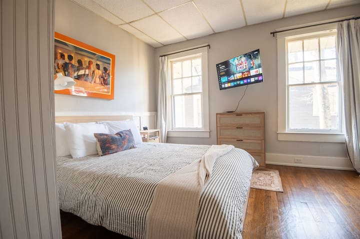 Очарователен кът в спалнята с изкусни декорации и спокойна атмосфера.