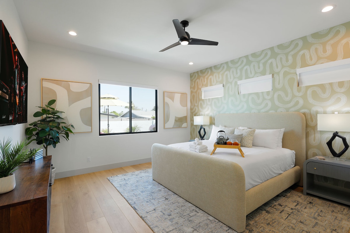 Primary bedroom with a King bed, smart TV, en-suite bathroom with a large walk-in closet. (1st Floor)