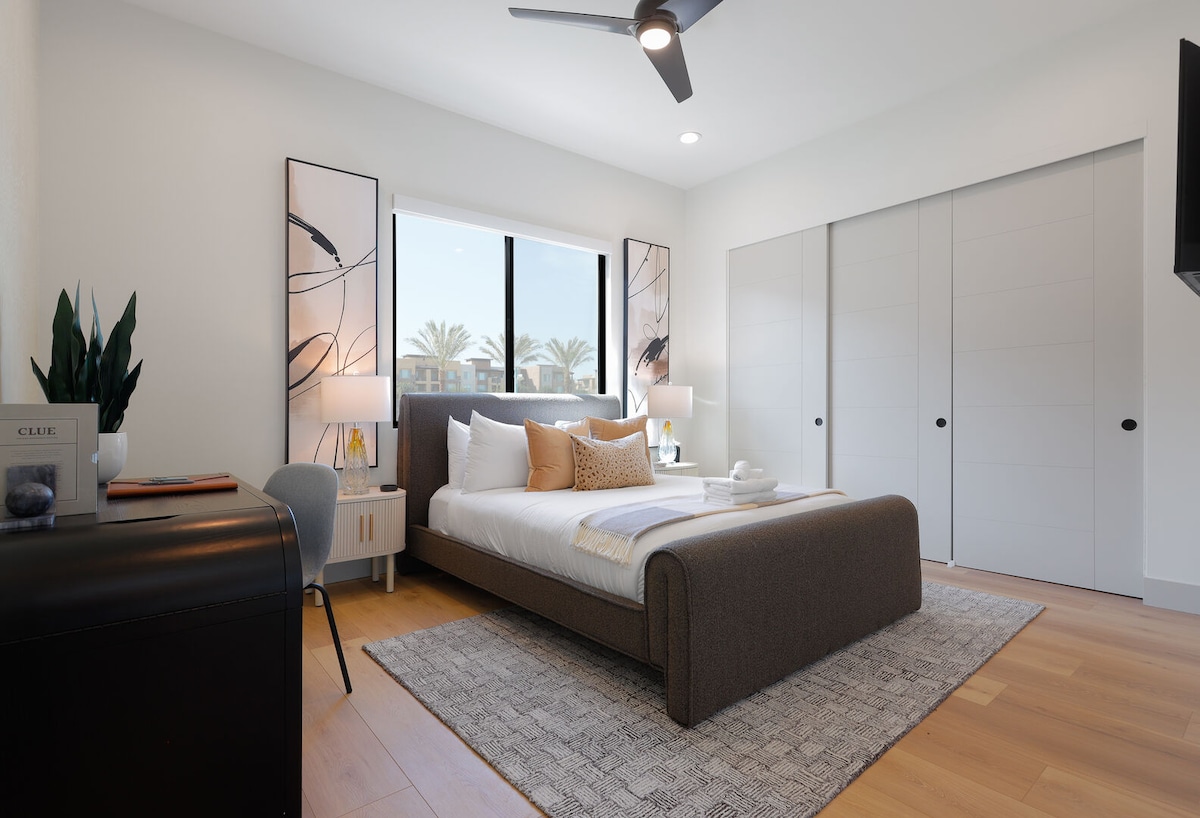 2nd bedroom features a Queen bed, a smart TV, closet space, and an office desk with a chair. (1st Floor)