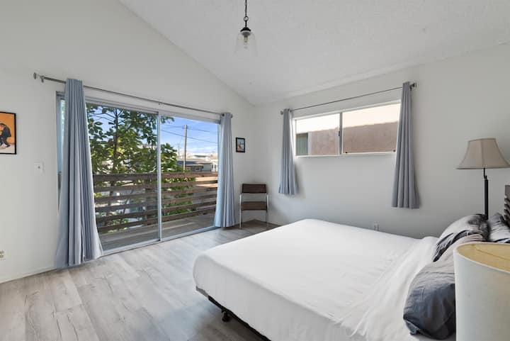 Amplio dormitorio con luz natural y espacio de almacenamiento