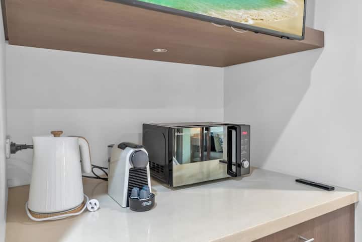 328 Stylish Studio In Beachfront Resort Palm Cove - Clifton Beach