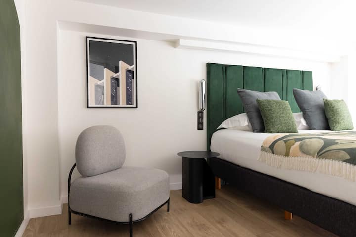 Спална соба со двоен кревет кој обезбедува мирни и мирни ноќи.