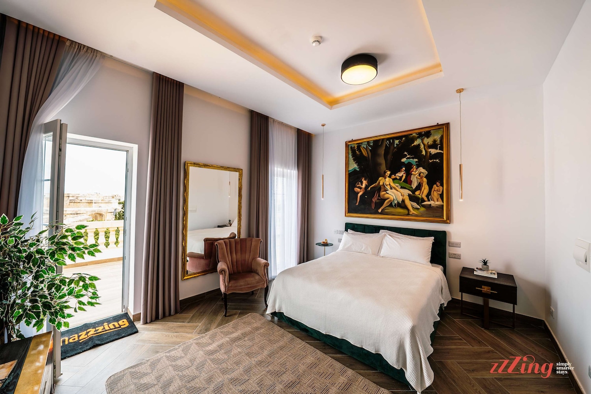 Penthouse w/ Jacuzzi & Terrace Views