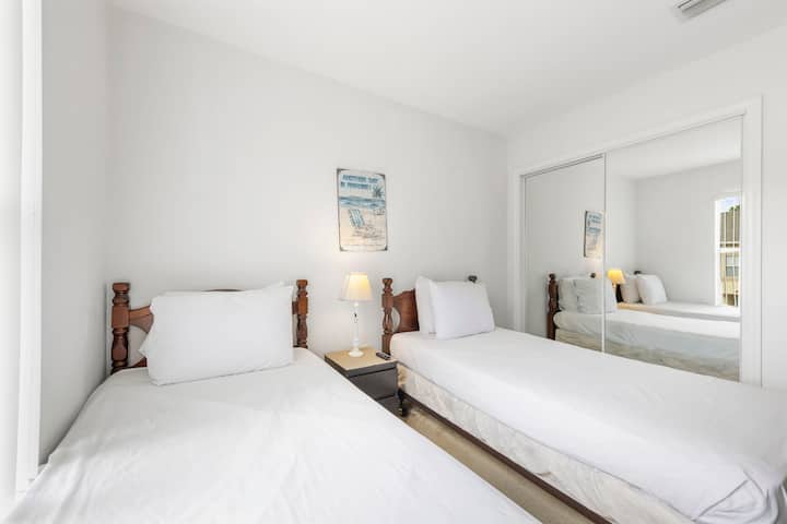 Забавна и подходяща за семейства, тази спалня разполага с две единични легла – идеални за деца или допълнителни гости.