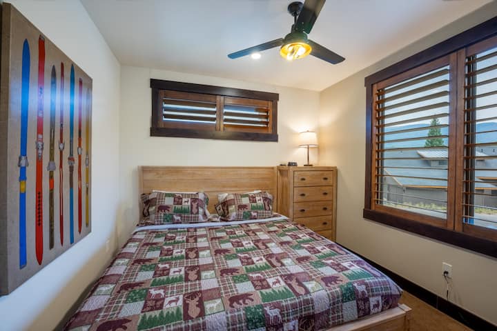 קומה ביניים - חדר שינה לאורחים עם מיטת קינג סייז