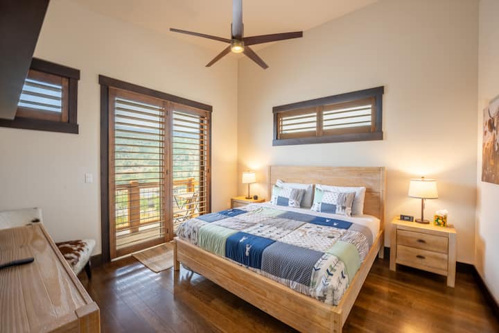 קומה עליונה - חדר שינה ראשי המציע מיטת קינג סייז בקומה השלישית