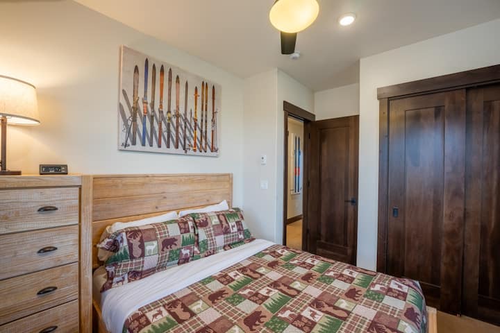 קומה ביניים - חדר שינה לאורחים עם מיטת קווין סייז