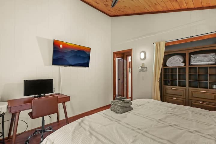 Scopri il perfetto mix di stile e tranquillità nella camera da letto arredata con cura della nostra casa. Rilassati in uno spazio che garantisce notti tranquille e mattine rigeneranti.