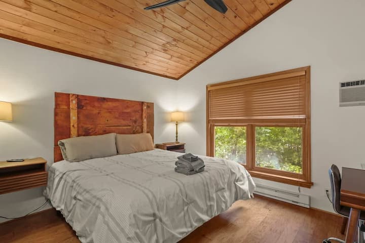 Fuga nel comfort nell'invitante camera da letto della nostra casa, dove ogni dettaglio è progettato per un rifugio riposante. Trascorri notti tranquille in un rifugio accogliente.