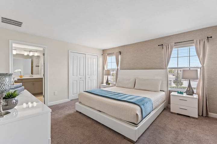 Zhytu në krijimtarinë plot shije në këtë dhomë gjumi, duke integruar në mënyrë të përsosur elemente dizajni të mirëmenduar me një banjë private për një përvojë unike frymëzuese dhe rinovuese.