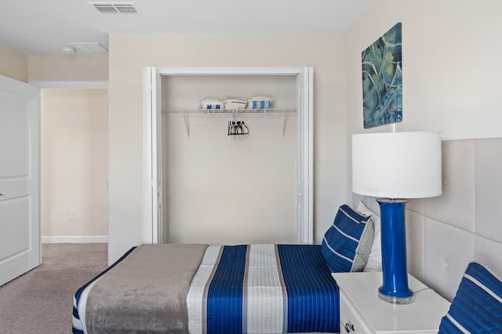 Relaksohu në rehatinë e dhomës sonë të gjumit në katin e sipërm, me një krevat dopio dhe një krevat dopio, duke ofruar shkathtësi dhe komoditet për një natë të qetë gjumi.