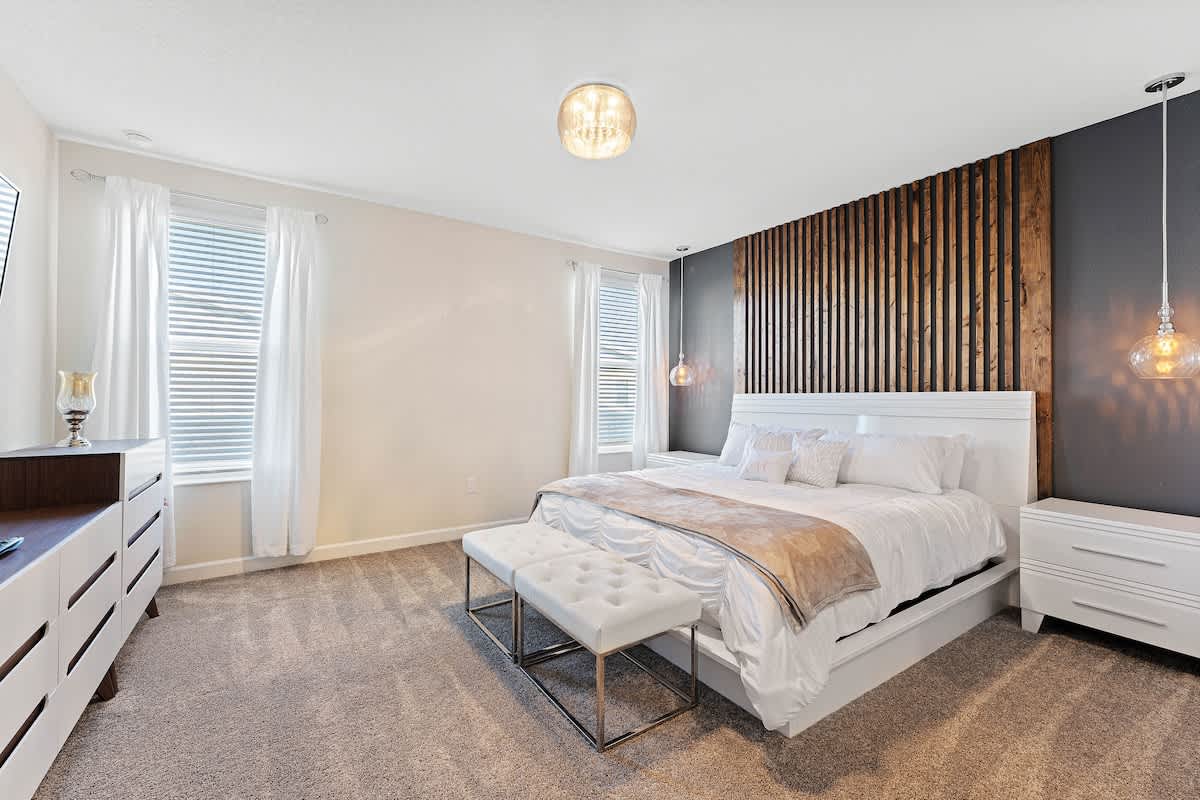 加大双人床卧室，配备现代设计、蓝色细节和电视。 这间卧室是舒适和精致的典范。