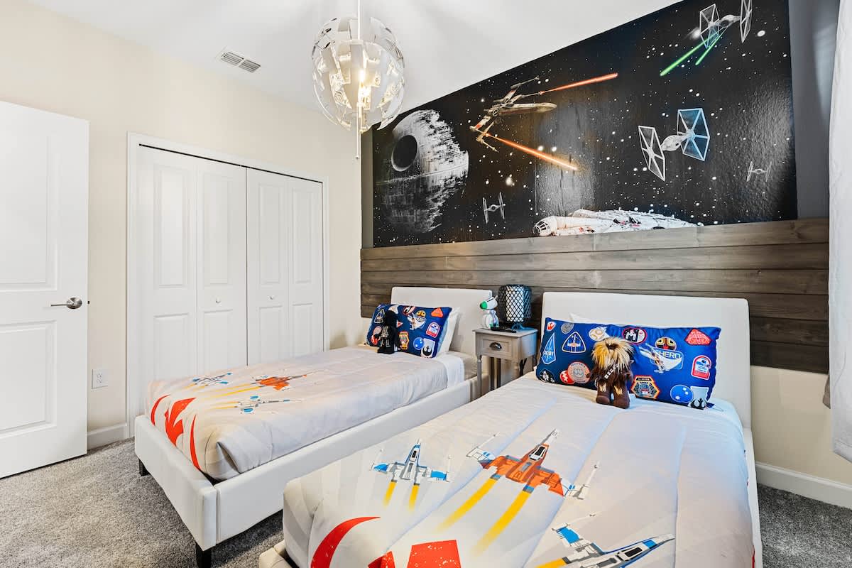 这些以星球大战为主题的卧室，原力很强大。 将您的住宿体验转化为难忘的体验，配有两张单人床和一台电视，供您娱乐。 