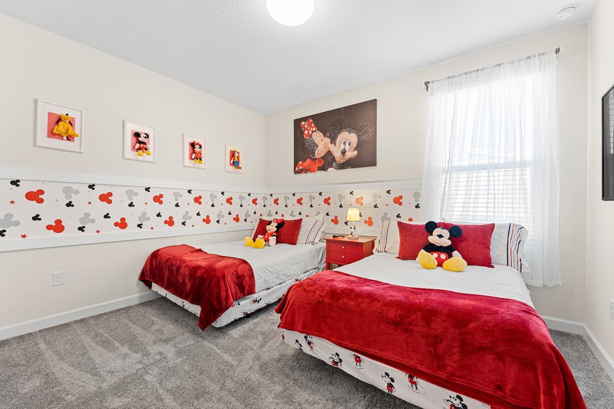 闪闪发光的Mickey和Minnie主题卧室。 将您的住宿体验转化为难忘的体验，配有两张单人床和一台电视，供您娱乐。 