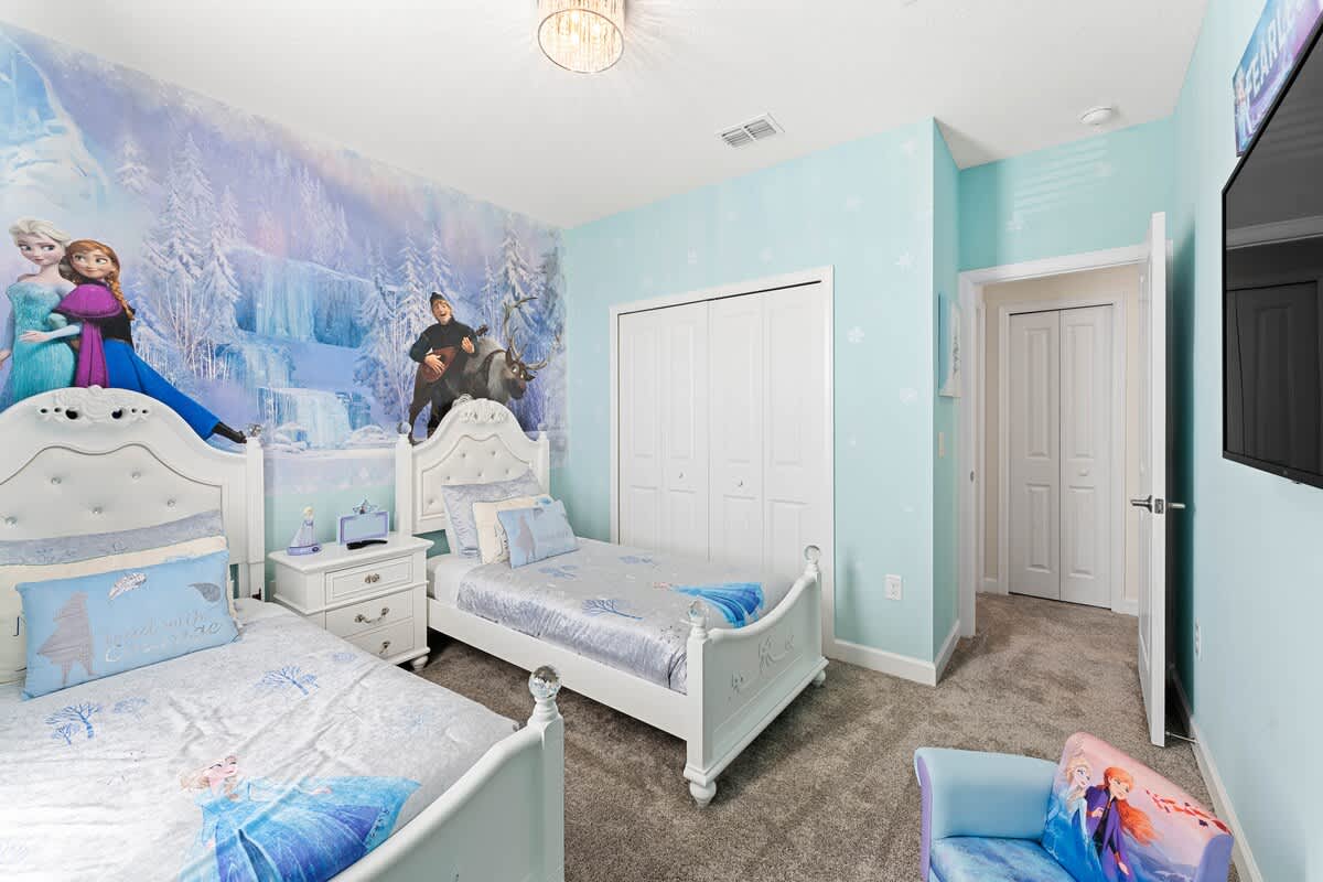 入住我们令人惊叹的冰冻卧室冬季仙境，为您带来难忘的住宿体验，配有两张单人床和一台电视，供您娱乐。套内卫生间。 