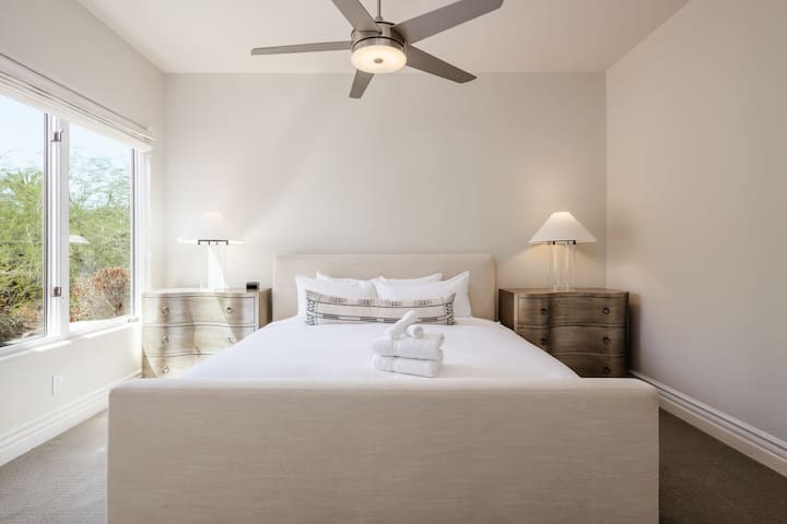 غرفة نوم خامسة (كاسيتا) تضم سرير كينج وتلفزيون ذكي وخزانة وحمام داخلي على طراز جاك وجيل.