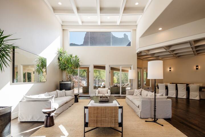 منطقة المعيشة الثانية تتميز بأثاث مصمم ومنطقة الطعام الرسمية مع مقاعد تتسع لـ 10 ضيوف وإمكانية الوصول إلى الفناء الخلفي.