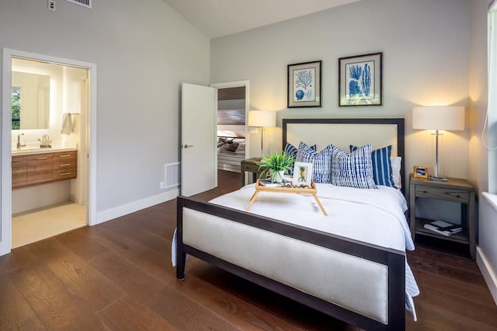 Amplia suite con decoración elegante, baño privado y un ambiente tranquilo y privado.