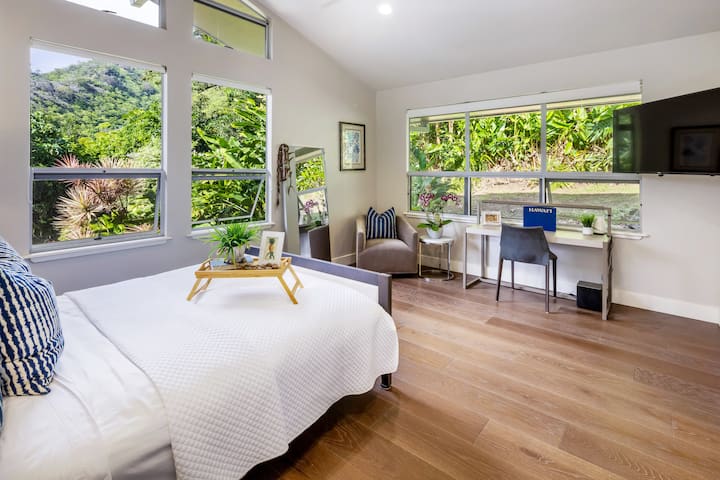 Dormitorio luminoso con cama tamaño queen, escritorio y vistas a la naturaleza, perfecto para descansar y trabajar a distancia.