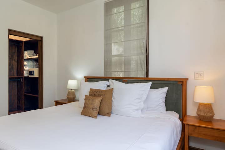 Главна спална соба - брачен кревет (широк 180-220 см)