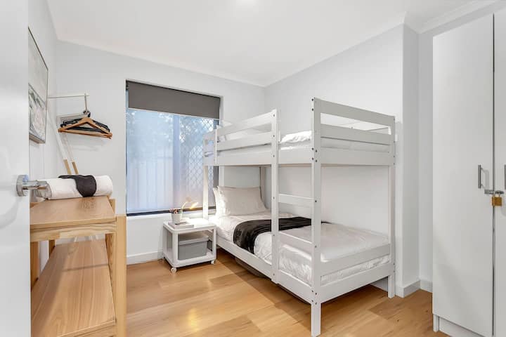 Deti si zamilujú izbu s poschodovými lôžkami, útulnou posteľnou bielizňou, jednoduchým nábytkom a praktickým úložným priestorom na oblečenie.