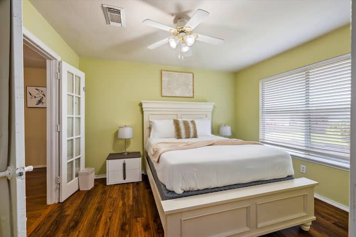 Четврта спална соба со брачен кревет.